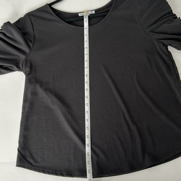 NWOT Green Envelope L S/S tee with ruching detail. - Picture 6 of 7